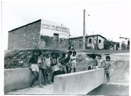 Crianças do Bairro Nossa Senhora da Graças (ao fundo a sede da União dos Moradores do bairro), Fo...